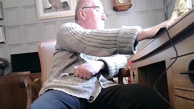 Snapshot of Adamdaddybear chatting on 03/01/25, 01:40 Adamdaddybear online show from 03/01/25, 01:40