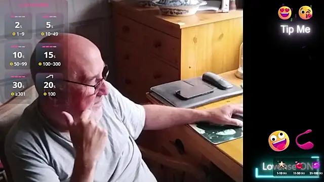 Snapshot of Adamdaddybear chatting on 09/10/25, 08:14 Adamdaddybear online show from 09/10/25, 08:14