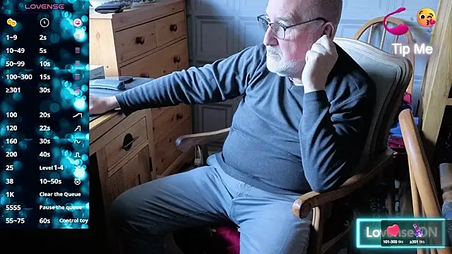 Snapshot of Adamdaddybear chatting on 09/28/25, 12:10 Adamdaddybear online show from 09/28/25, 12:10