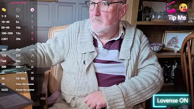 Snapshot of Adamdaddybear chatting on 10/25/25, 12:45 Adamdaddybear online show from 10/25/25, 12:45