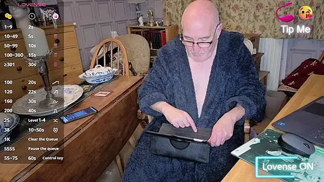 Snapshot of Adamdaddybear chatting on 11/01/25, 09:06 Adamdaddybear online show from 11/01/25, 09:06