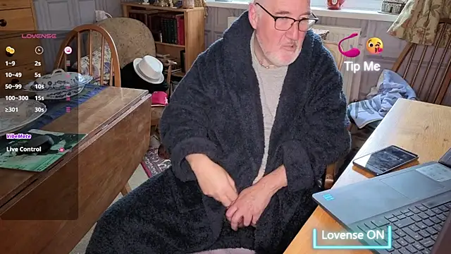 Snapshot of Adamdaddybear chatting on 11/15/25, 09:28 Adamdaddybear online show from 11/15/25, 09:28