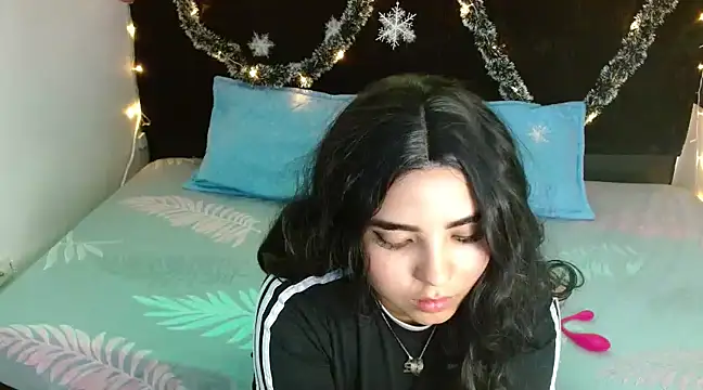 Snapshot of Miapeyton chatting on 12/13/24, 03:32 Miapeyton online show from 12/13/24, 03:32