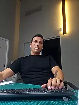 Snapshot of Lucas___81 chatting on 10/21/25, 06:30 Lucas   81 online show from 10/21/25, 06:30