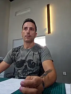 Snapshot of Lucas___81 chatting on 10/25/25, 08:00 Lucas   81 online show from 10/25/25, 08:00