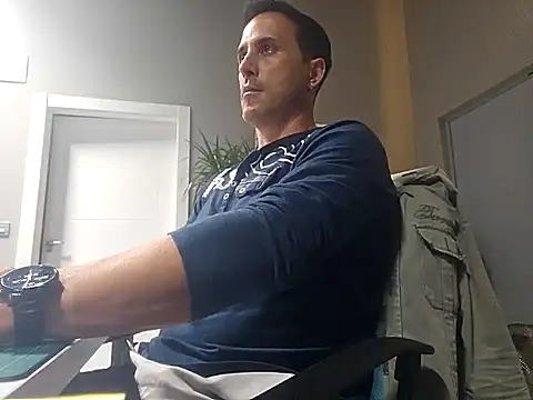 Snapshot of Lucas___81 chatting on 10/27/25, 07:29 Lucas   81 online show from 10/27/25, 07:29