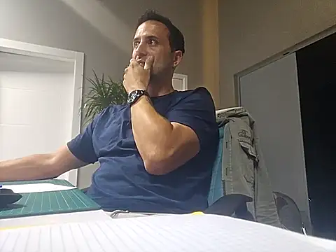 Snapshot of Lucas___81 chatting on 10/28/25, 07:27 Lucas   81 online show from 10/28/25, 07:27