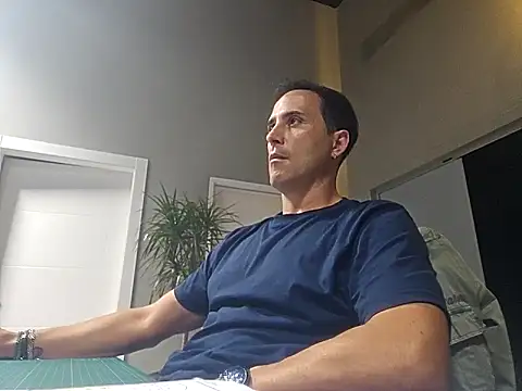 Snapshot of Lucas___81 chatting on 10/29/25, 07:48 Lucas   81 online show from 10/29/25, 07:48