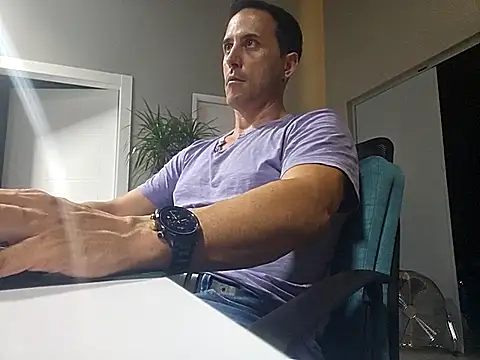 Snapshot of Lucas___81 chatting on 10/30/25, 07:25 Lucas   81 online show from 10/30/25, 07:25