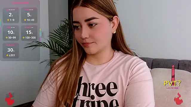 Snapshot of Lucia_star__ chatting on 10/18/25, 04:19 Lucia star online show from 10/18/25, 04:19