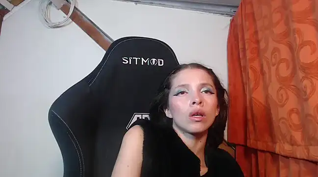 Snapshot of sweetdam12 chatting on 02/11/25, 11:12 sweetdam12 online show from 02/11/25, 11:12