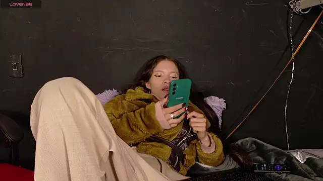 Snapshot of sweetdam12 chatting on 09/27/25, 08:25 sweetdam12 online show from 09/27/25, 08:25