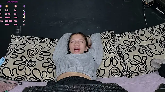 Snapshot of sweetdam12 chatting on 11/05/25, 08:53 sweetdam12 online show from 11/05/25, 08:53