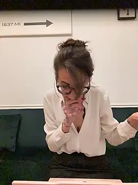 Snapshot of Thunder-Cunt chatting on 10/21/25, 09:04 Thunder-Cunt online show from 10/21/25, 09:04