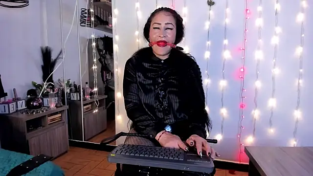 Snapshot of Molenna_queenn chatting on 02/11/25, 11:01 Molenna queenn online show from 02/11/25, 11:01