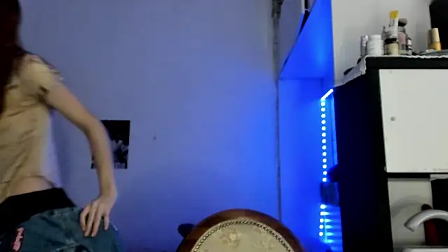 Snapshot of LisaIcon chatting on 10/19/25, 10:05 LisaIcon online show from 10/19/25, 10:05