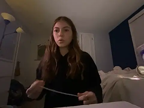 Snapshot of emilycoco chatting on 12/13/24, 07:25 emilycoco online show from 12/13/24, 07:25