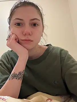 Snapshot of emilycoco chatting on 02/20/26, 04:42 emilycoco online show from 02/20/26, 04:42