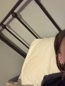 Snapshot of emilycoco chatting on 04/05/26, 07:49 emilycoco online show from 04/05/26, 07:49