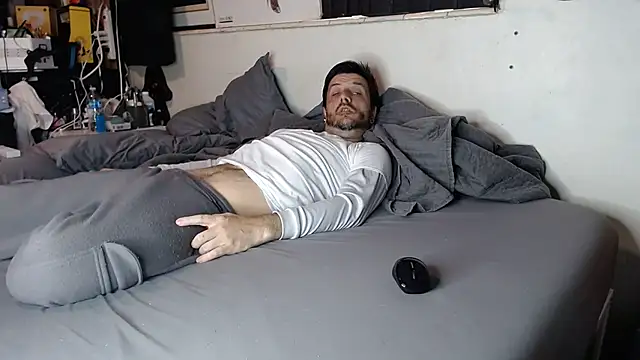 Snapshot of titclitcmndr chatting on 01/23/25, 03:43 titclitcmndr online show from 01/23/25, 03:43