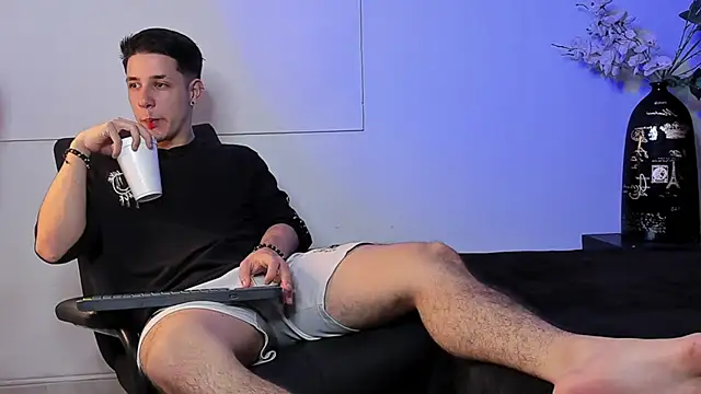 Snapshot of Adan_rivas_ chatting on 01/21/25, 11:24 Adan rivas online show from 01/21/25, 11:24