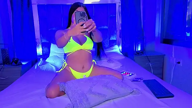 Snapshot of Mia_Oxford chatting on 10/11/25, 02:04 Mia Oxford online show from 10/11/25, 02:04