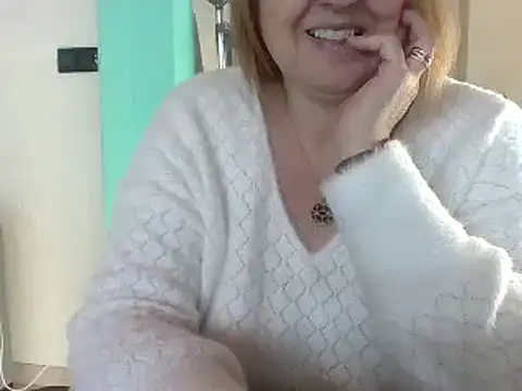 Snapshot of Sandcoq chatting on 12/17/24, 01:05 Sandcoq online show from 12/17/24, 01:05