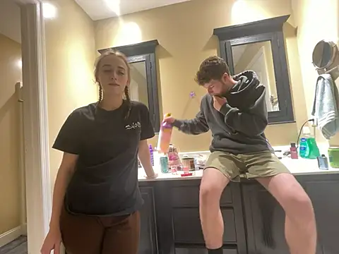 Snapshot of Maxinebabyyy chatting on 12/18/24, 02:32 Maxinebabyyy online show from 12/18/24, 02:32