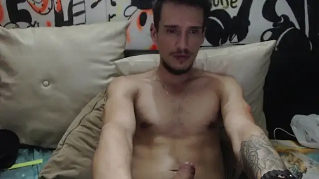 roystonee01 online show from 10/18/25, 07:53