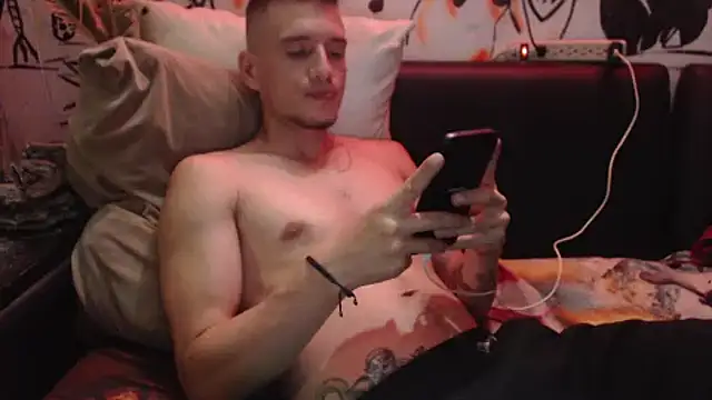 roystonee01 online show from 03/28/26, 01:16