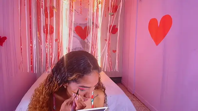 Snapshot of Charlotte_Love10 chatting on 02/14/25, 12:14 Charlotte Love10 online show from 02/14/25, 12:14