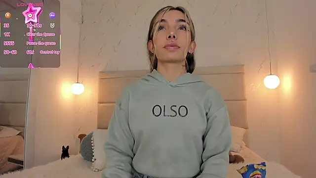 Snapshot of Mollymoon1 chatting on 11/23/25, 08:08 Mollymoon1 online show from 11/23/25, 08:08