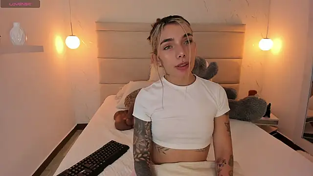 Snapshot of Mollymoon1 chatting on 11/27/25, 07:49 Mollymoon1 online show from 11/27/25, 07:49