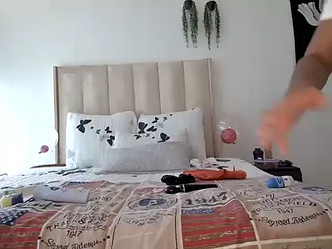 Pearl 00 online show from 03/07/25, 12:01