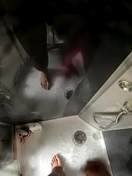 Snapshot of lescro95_ chatting on 10/17/25, 12:52 lescro95 online show from 10/17/25, 12:52