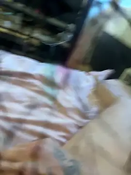 Snapshot of lescro95_ chatting on 10/20/25, 04:29 lescro95 online show from 10/20/25, 04:29