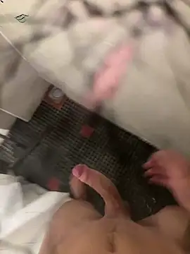 Snapshot of lescro95_ chatting on 10/22/25, 04:29 lescro95 online show from 10/22/25, 04:29