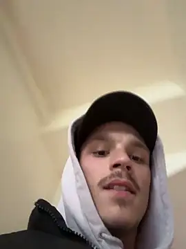 Snapshot of lescro95_ chatting on 10/24/25, 03:19 lescro95 online show from 10/24/25, 03:19