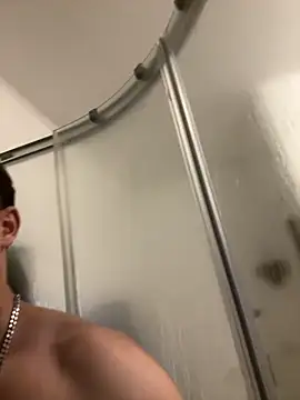 Snapshot of lescro95_ chatting on 11/10/25, 10:42 lescro95 online show from 11/10/25, 10:42