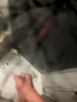 Snapshot of lescro95_ chatting on 11/11/25, 11:05 lescro95 online show from 11/11/25, 11:05