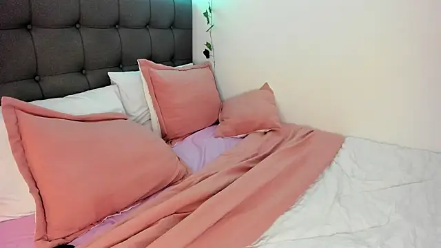 Snapshot of charlotte_james0 chatting on 02/24/25, 01:35 charlotte james0 online show from 02/24/25, 01:35