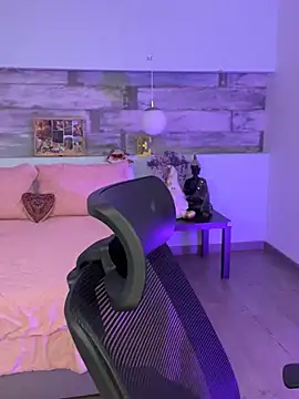 Alisha-Bond online show from 12/24/24, 12:11