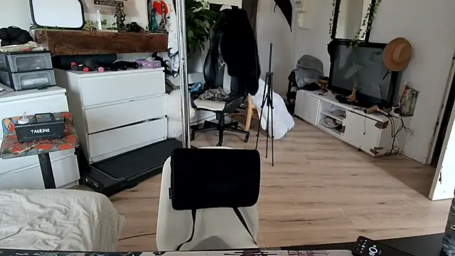 Snapshot of CeriseLapine chatting on 11/11/25, 01:44 CeriseLapine online show from 11/11/25, 01:44