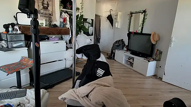 Snapshot of CeriseLapine chatting on 11/20/25, 02:50 CeriseLapine online show from 11/20/25, 02:50