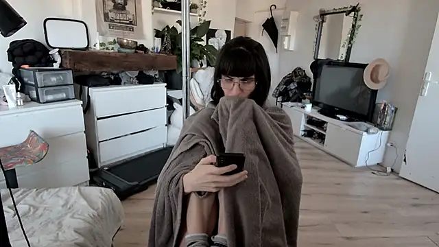 Snapshot of CeriseLapine chatting on 12/17/25, 10:54 CeriseLapine online show from 12/17/25, 10:54