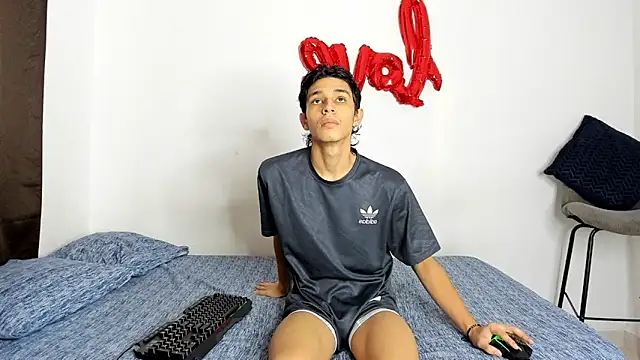 Snapshot of evanscollins chatting on 11/05/25, 09:59 evanscollins online show from 11/05/25, 09:59