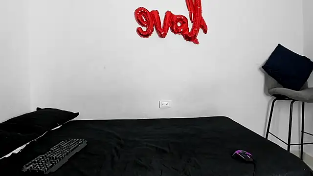 Snapshot of evanscollins chatting on 11/25/25, 12:32 evanscollins online show from 11/25/25, 12:32