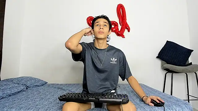 Snapshot of evanscollins chatting on 11/27/25, 01:40 evanscollins online show from 11/27/25, 01:40