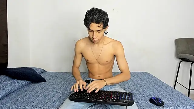 Snapshot of evanscollins chatting on 12/15/25, 10:47 evanscollins online show from 12/15/25, 10:47