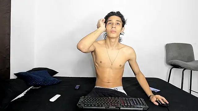 Snapshot of evanscollins chatting on 12/18/25, 10:27 evanscollins online show from 12/18/25, 10:27